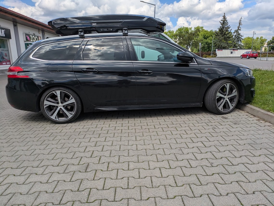 Montujemy box dachowy Thule Motion 3 Xl Low do samochodu Peugeot 308 kombi oraz bagażnik bazowy Aguri Runner
